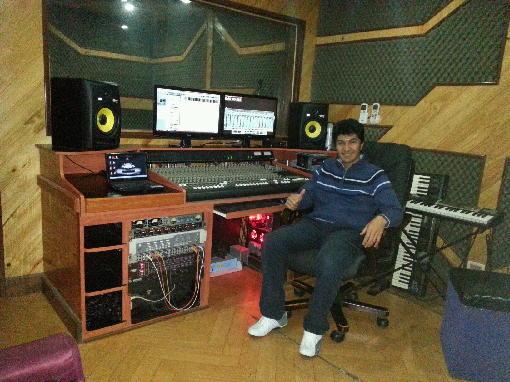 Técnico de Sonido en estudio de grabaciones y en directo. Productor, técnico de grabación, mezcla, ecualización y masterización en CFR-Audio Producciones!!.
