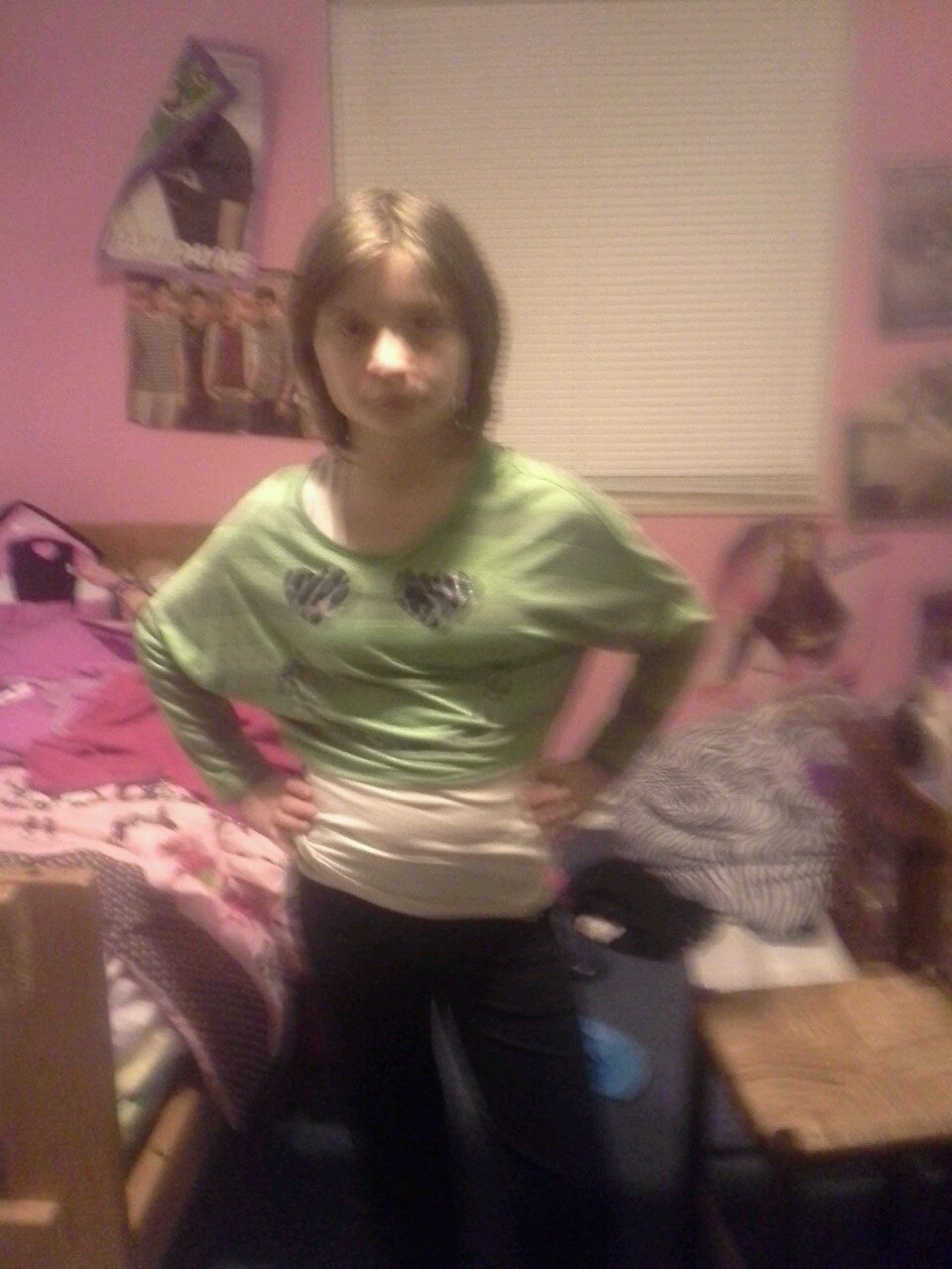 loves r5 and one direction what's  be a singer and dancer loves pretty little liars