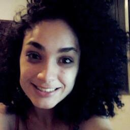 Não sou fofa, não sou meiga, odeio frescurinhas, minha cor favorita não é o rosa e foda-se sua opinião.