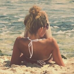 Twenty-something. Daydreaming my way through life. Working on finding my place in the world. Brat. Princess. Pissing glitter day in and day out. Fabulous.