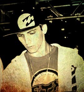 Dj, compositor, produtor musical, engraçado, humilde, companheiro, atencioso, carinhoso, ciumento, trato todos bem.