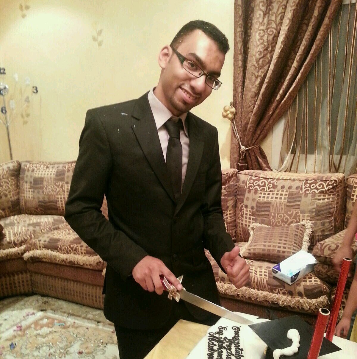 ‏طائر في سماء الحرية متنقلا من غصن إلى غصن ..آخذ من كل زهرة أحسنها ....حريتي هي كل ما أملك في زمن تحطمت فيه قيود العبودية متسلحا بديني و قيمي