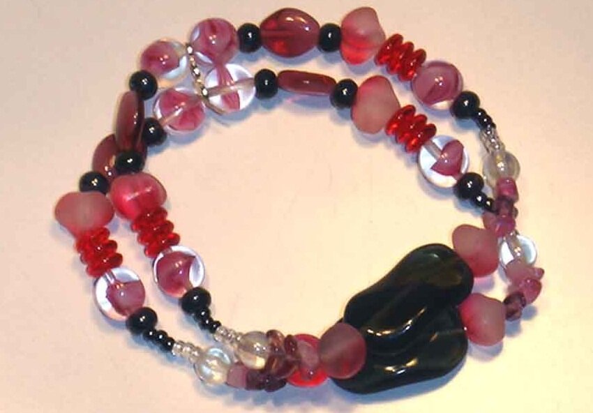 pulseras, collares, aretes, juegos, colguijes para celular. Pedidos por DM entrega gratis en metro o metrobus Etiopia