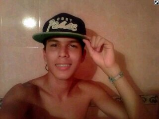 Guitarrista!! :D ...
 Ideologia politica: Todos los politicos son la misma mierda!
 Situacion sentimental: Weed *___________*