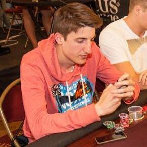 Joueur de basket et de poker, spécialiste en communication.