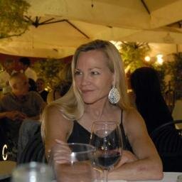 lisamaxon's profile picture. smart enough kook. likes the water