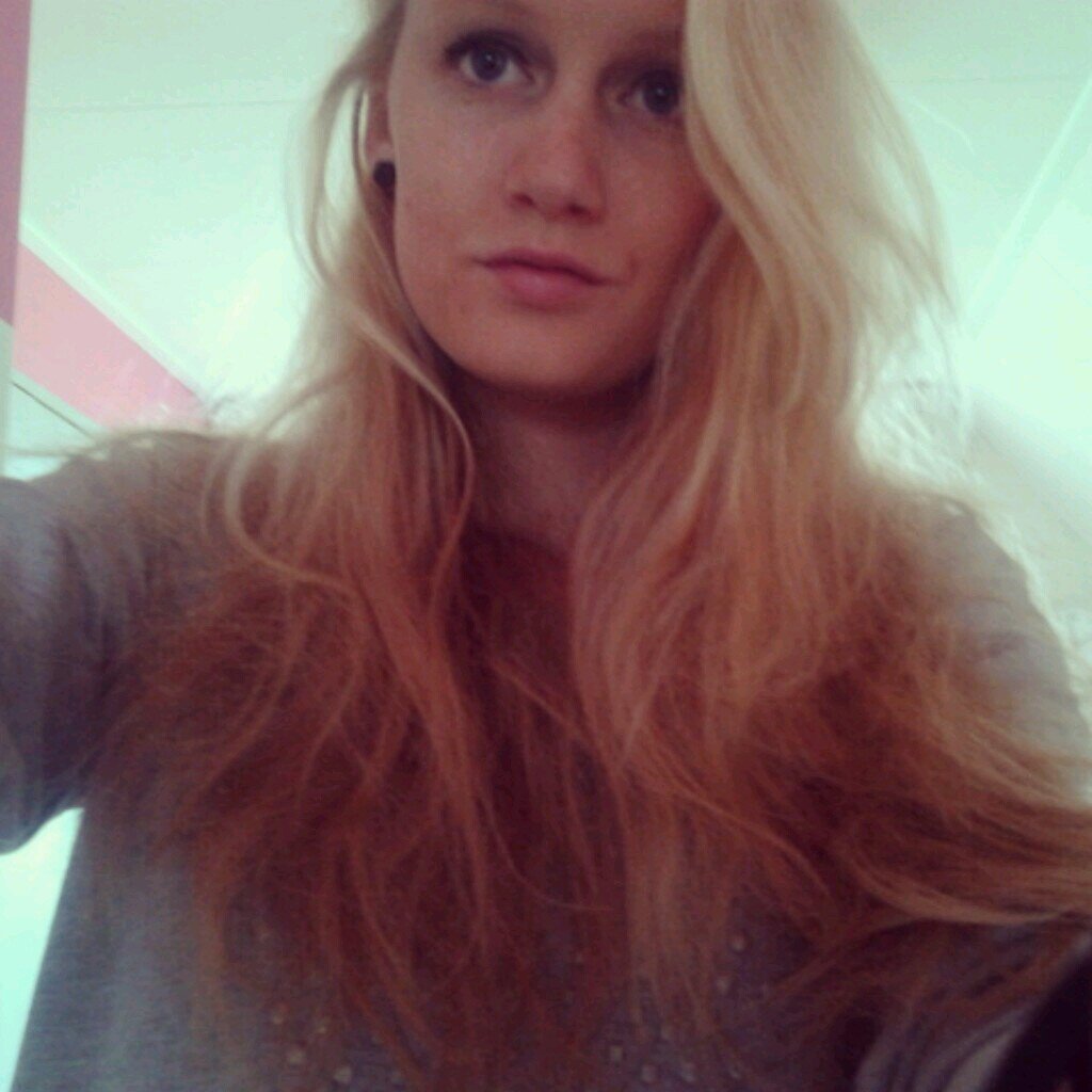 Annalieeee's profile picture. Live Life. Love live.