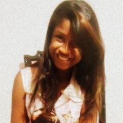 Eu? A Strovertida.. As pessoas dizem q eu sou meio sem noçao Mas eu acho q esse jeitinho so caracteriza meu jeito de ser.. Alias' Sou a chata q todo mundo Ama..