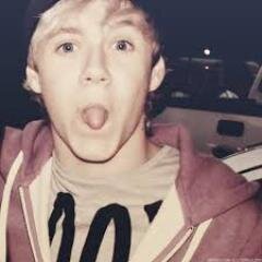 Niall James Horan || 1/5 One Direction || 20 || Single || J♡