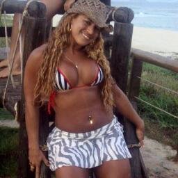 Carioca, solteira e vascaína. Gosto dos venenos mais lentos, das bebidas mais amargas, das idéias + insanas e dos sentimentos + fortes! @ClubeFollowBack