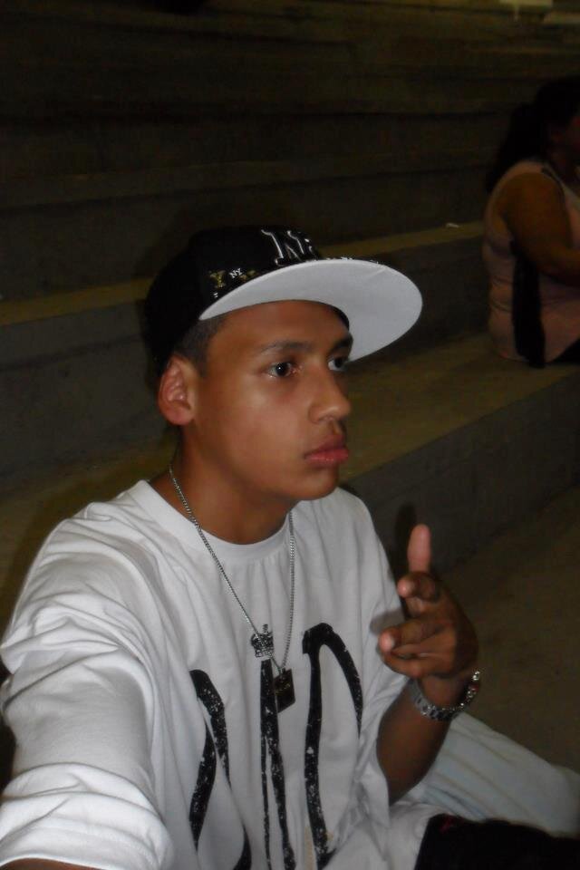 Sou apenas um rimador.
Que faz tudo na alegria e no amor.
Bastante extrovertido, to sempre rindo.
Tenho meus defeitos, más bem mais qualidades,:)