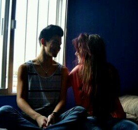 'Un amor que duele. Un amor no correspondido'. Cazadoras de sueños. Veo a todo el mundo feliz, miro al suelo preguntándome cuando me tocará a mí.