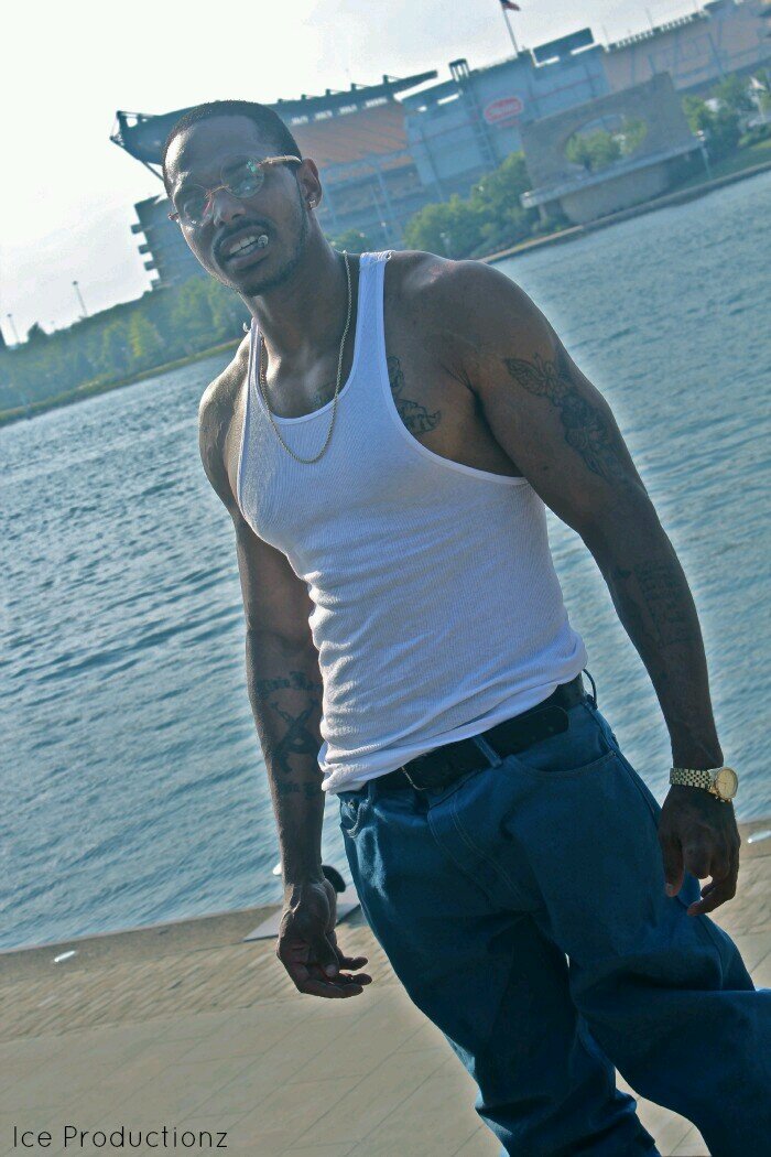 Young real rapper who been through more than enough obsticles. After being released from prison now 26 L.E.G.Z a monster to be reckoned with musically.
