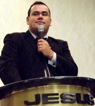 Pastor e Life Coach, ministro e palestrante do evangelho de Cristo. Siga nosso Instagram @CCCVIVERBEM @pastor_alexsandro2019