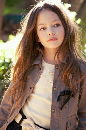 Hii im Renesmee Mackenzie Valentine. I'm a Human/vampire hybrid. My big sister is @_LittleRedCat (: {Single}