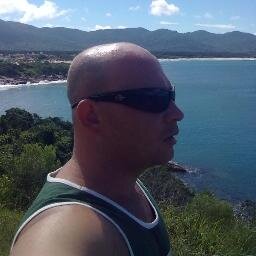 Atirei-me ao mar, mar de gente onde eu mergulho sem receio, mar de gente onde eu me sinto por inteiro
