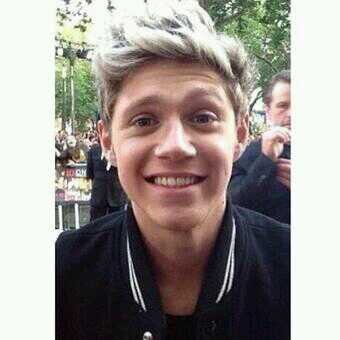 When Niall smiles i smile too.