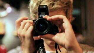 1996. Directioner. Fan? No. Crazy mofo, enamorada de 5 idiotas de la escalera. La sonrisa de Niall lo es todo.