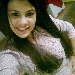 “A gente se ajeita numa cama pequena
Te faço um poema e te cubro de amor”