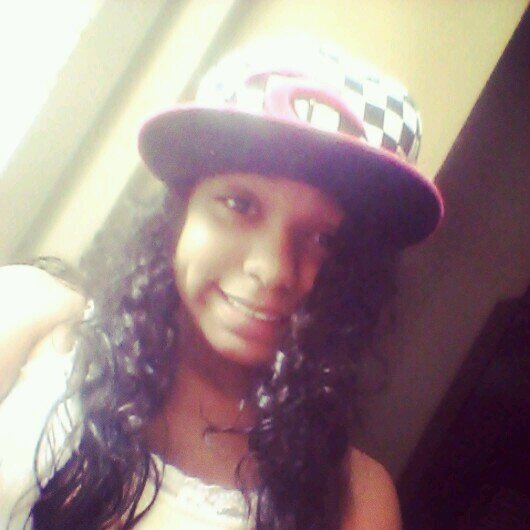 14 anos, fã de anime, divertida,feia,baixinhaa, sigo todos de volta♡♥♡