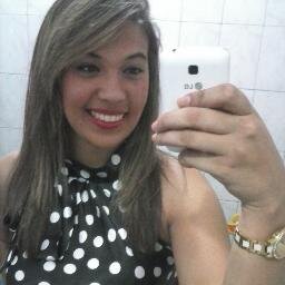 Sonhadora, esperançosa, chata, reclama de tudo, impaciente, carinhosa, amorosa, atenciosa. Estudante de Direito e Capricorniana :*