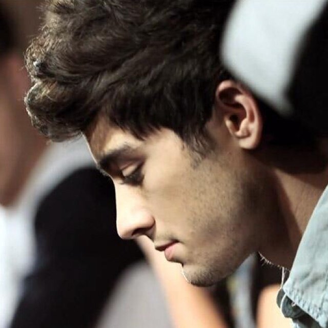 SIGUE A @zainisonlymine DA FOLLOWBACK SEGURO,POR FAVOR,LE HACKEARON SU CUENTA,GRACIAS.