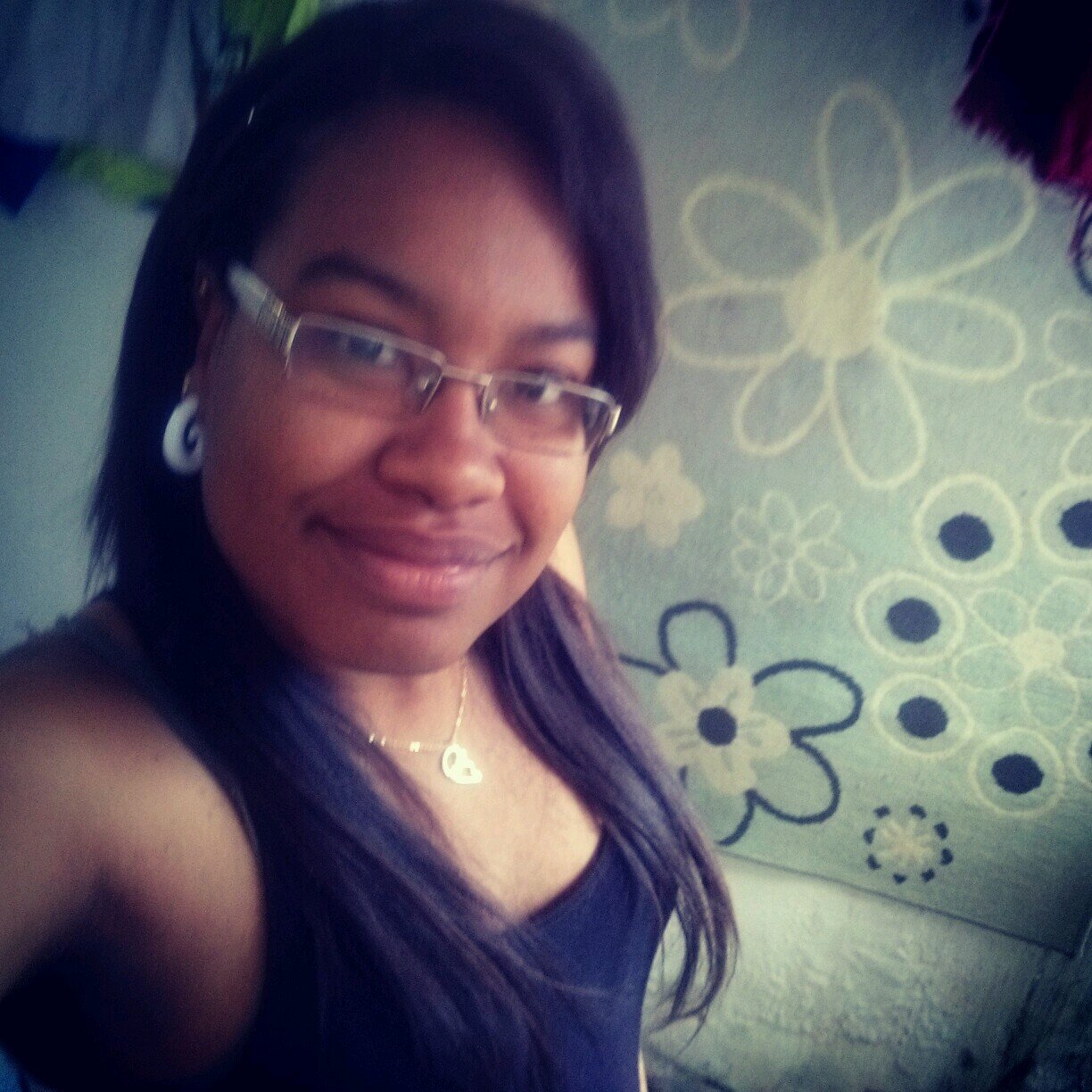 preciso de pessoas novas,sorrisos verdadeiros,abraços longos e momentos únicos.