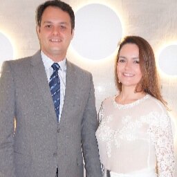 Aline Vieira: Mestre em dermatologia pela UFRJ. Professora de dermatologia da UFRJ. 
Flávio Rezende: Cirurgião Plástico da SBCP e do Hospital da UNIRIO