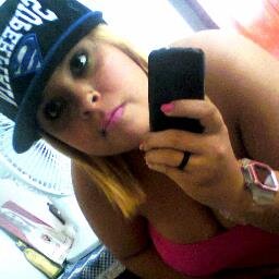 amo escutar musica,sair,ficar com meus amigos..e amo a banda nx zero....