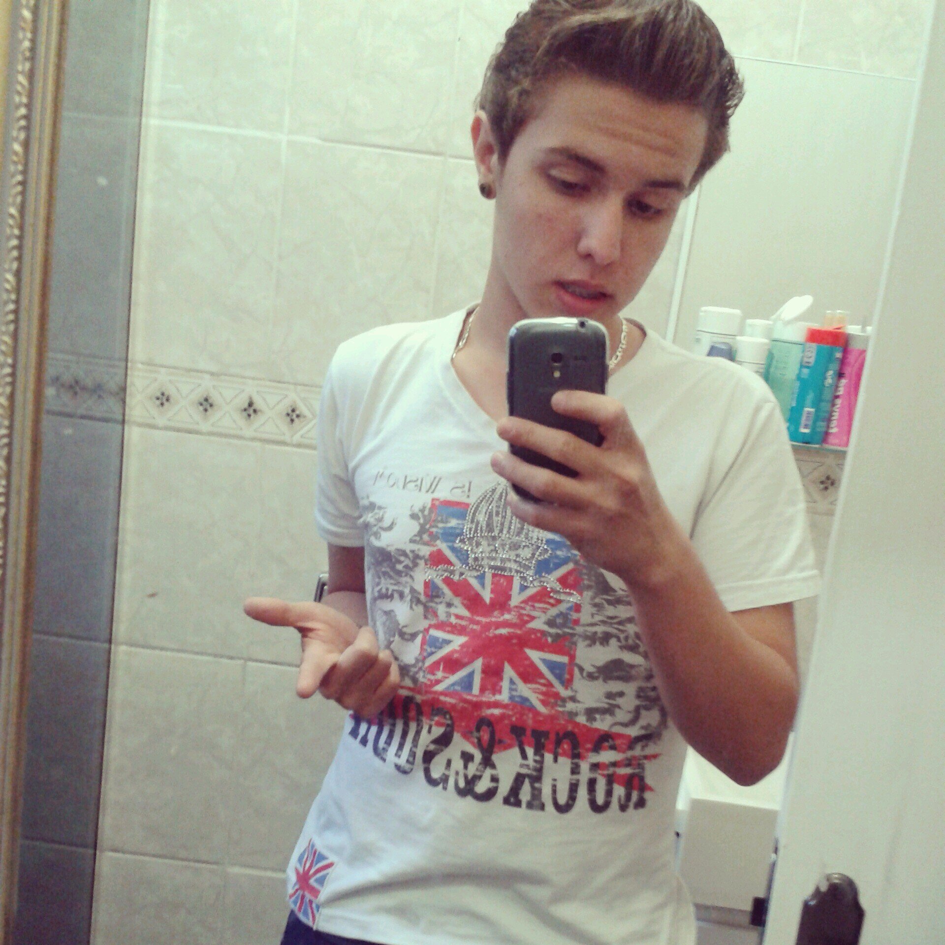 17 anos, libriano, tricolor, muay thai, skateboard