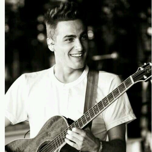 Hi I am Rusher Forever;)! KENDALL FOLLOW ME PLEASE!  2-15-14 Best day ever! :) FOLLOW ME ;)
