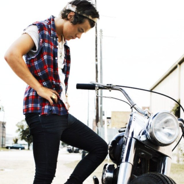 QuotesNdShit's profile picture. Follow me- i post nice quotes n shit.