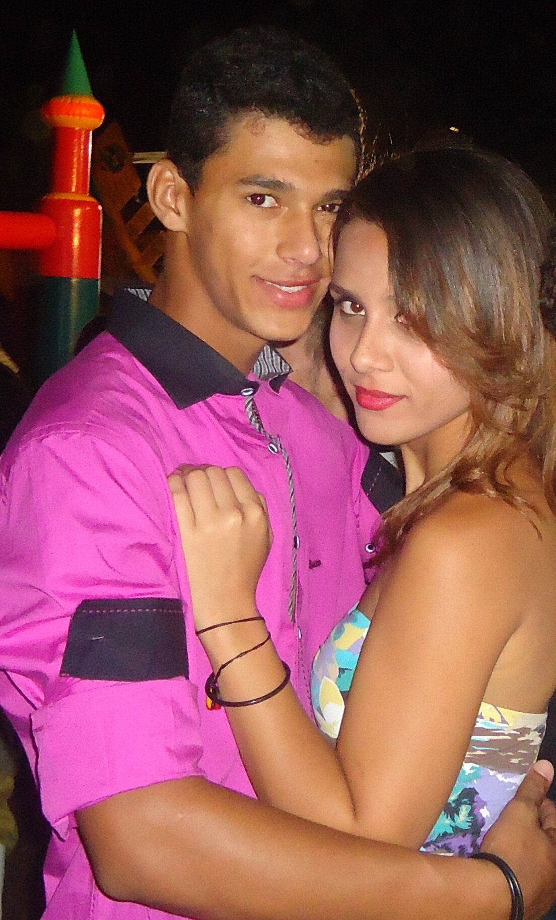 Gosto de estar com meus amigos e familiare,sou alegre e descontraida ! :)
