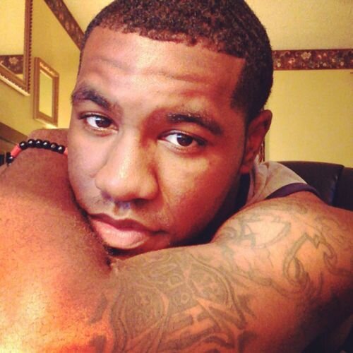 22yr old just be chillin. Yall do me a favor and hit my follow button tho. 
Instagram: Nikolas0
http://t.co/i9LloVmr5z