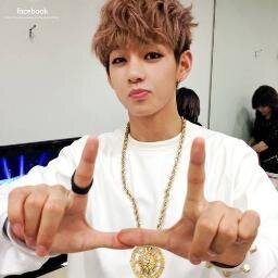 เย่ววอทซับ เด็กสุดหล่อ แห่ง วงรถไฟฟ้า Bangtan Boys เฮียมีนามว่า เฮียวี รึ แทฮยอง ทักเฮียได้ เฮียเฟรดลี่ ฟอลมากันนะ แล้วเฮียจะรอ | Just  bot not real` |