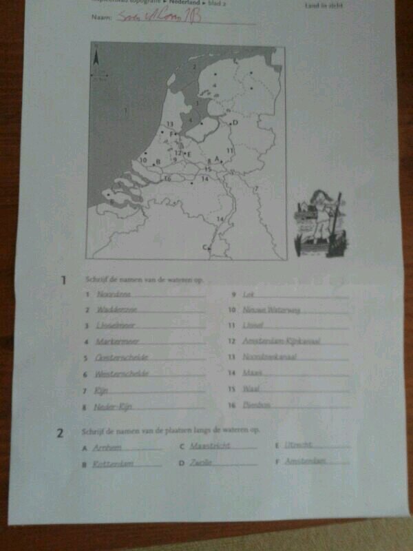 hou van melvin, voetballen, dansen,  met me vrienden opstap gaan, en van me famielie en me mobiel natuurlijk haha XD geniet van deeze week hahahah x YOLO