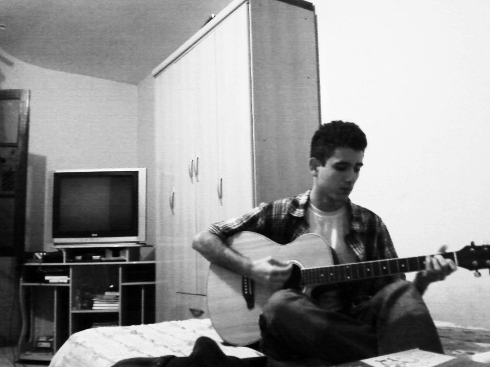 Gosto de Rock, pratico kung fu, basket e entre outros esportes toco guitarra violao e baixo gosto de animes, HQs e filmes XD