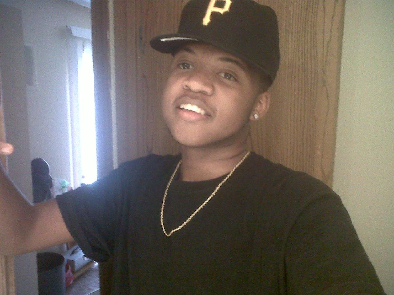 Just young nigga chasing a Dream & a dollar stack or starve !#FREE GUYZ!!!