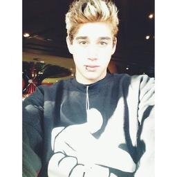 free follow :) maybe follow @andrearosioru if ya wannnt i'd love u thanks bye