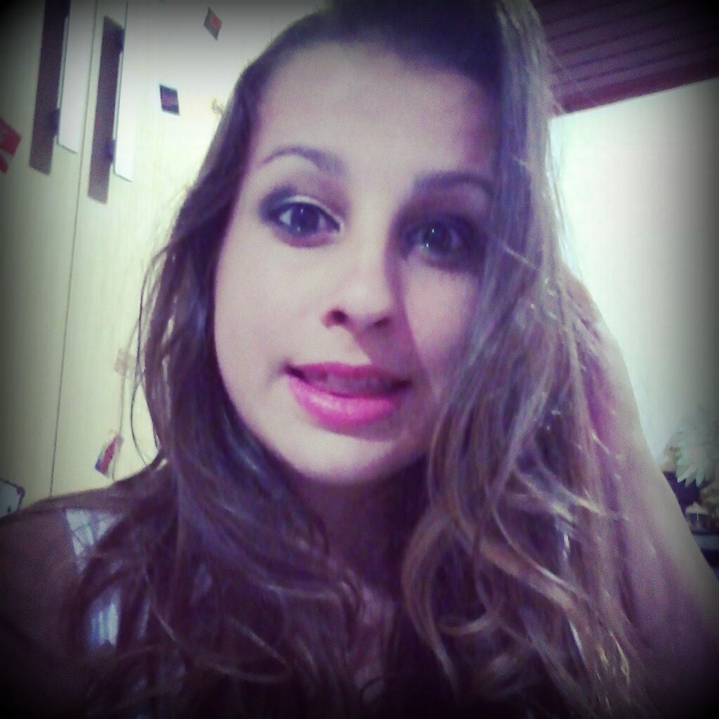 Seja feliz do jeito que você é, não mude sua rotina pelo o que os outros exigem de você, simplesmente viva de acordo com o seu modo de viver.