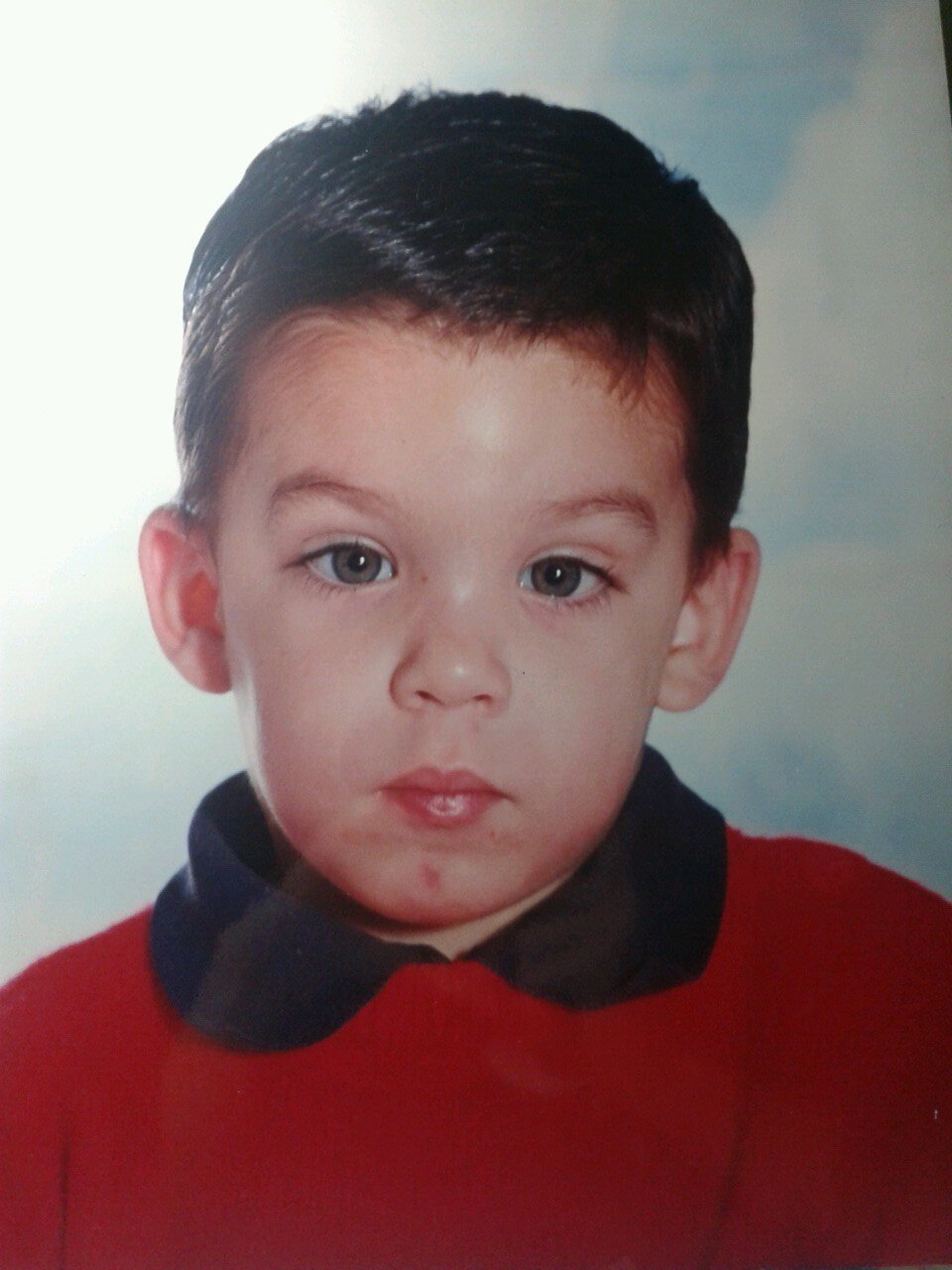 Del 97. Diestro. Estudiante. Medio bético medio madridista. Delantero. CSC. Inconformista. En búsqueda de la perfección.