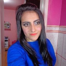 Sou composta por urgências, minhas alegrias são intensas ,o pouco não me serve, o médio não me satisfaz e as metades nunca foram meu forte.