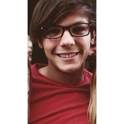 sparklybubbles3's profile picture. I just gave you a free follow! so please follow @NiallsLaughterr she follows back! :)