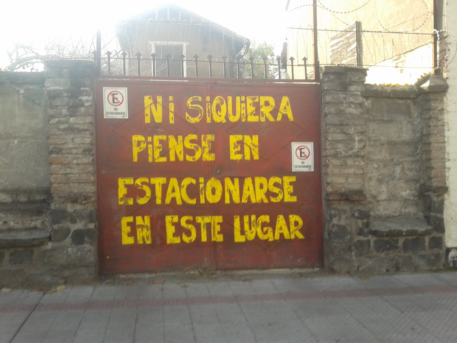 A VECES ES MEJOR DEJAR DE PERSEGUIR LA FELICIDAD Y CONFORMARSE CON LA ALEGRÍA
