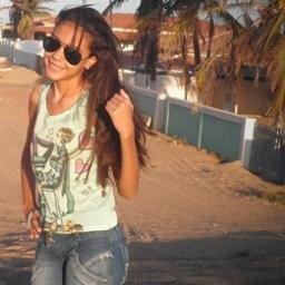 Pensa numa pessoa ciumenta, dramática, estranha, ás vezes chata, teimosa, difícil de entender, e feliz. Pensou? Então, sou eu.