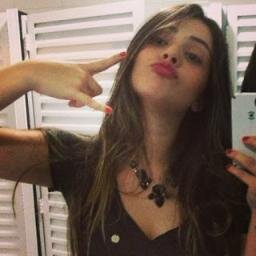 Adoro sair, sou bem divertida e amor a Adriana Esteves!