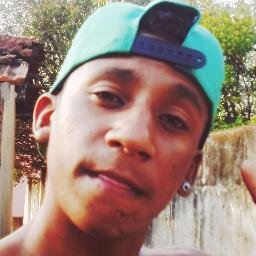 Eu vivo pra fumar, fumo pra viver, dichavo pra bolar, eu bolo pra acender.