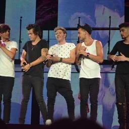 We bring you news,photos,videos, and everything you want to know about One Direction.
Te traemos noticias,fotos,videos, y todo lo que quieres saber sobre 1D.