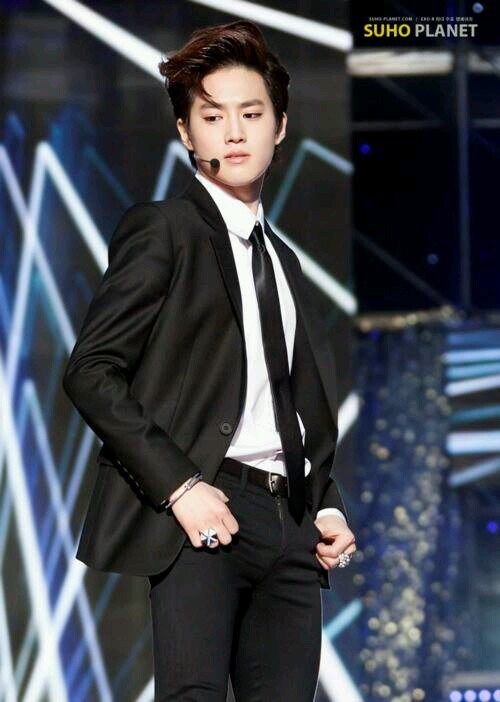 엑소! สวัสดีครับ ผมจุนมยองบอท! ลีดตัวเล็กเอ็กโซเคครับ. ผมใจดีนะครับ ฟอลมาคุยกันสิครับ แล้วคุณจะรู้ว่าบัตรเครดิตผม ไม่จำกัดวงเงิน ~