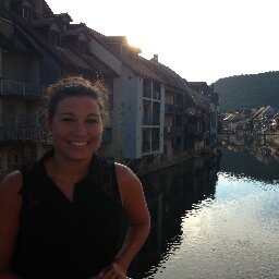 French teacher in Perth, loves traveling, swimming, concerts, exhibitions and shopping... Always a smile on my face!